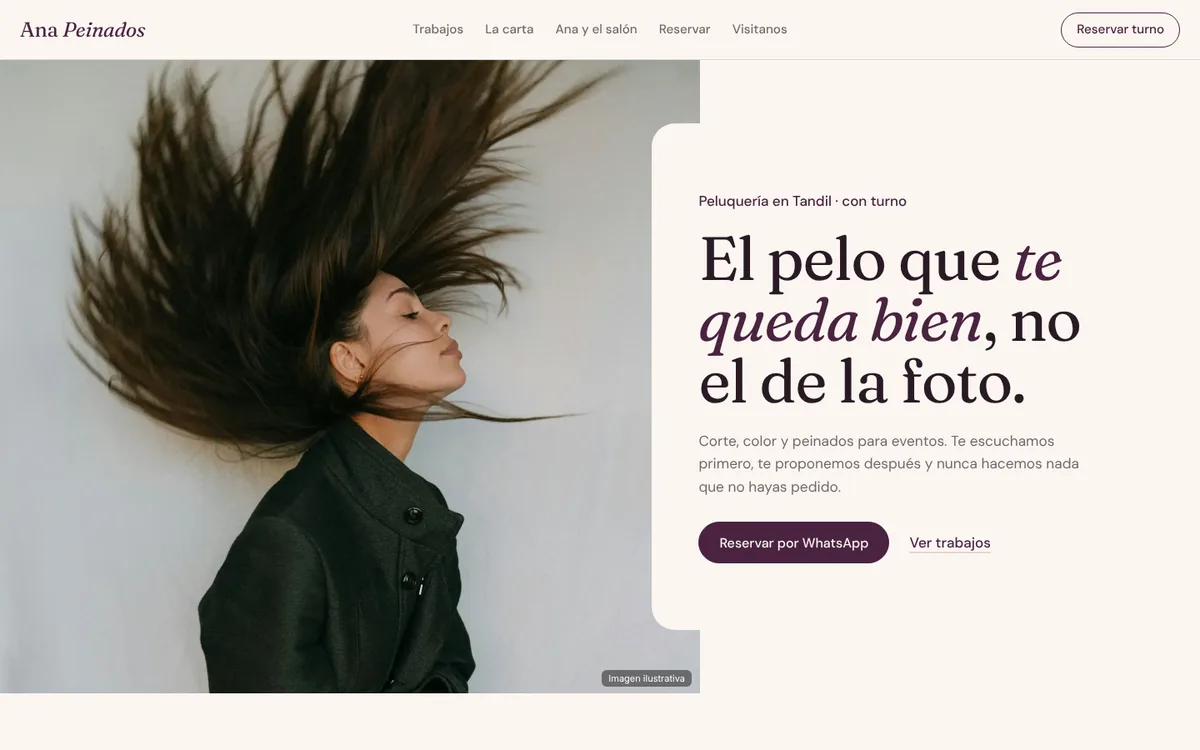 Sitio de ejemplo de una peluquería: titular en serif con itálicas sobre fondo crema, panel de horarios con forma de arco
